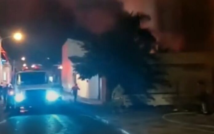 Bomberos-mientras-trataban-de-sofocar-un-incendio-ocurrido-la-noche-de-este-jueves-19-enero-2023-en-el-antiguo-Cine-Vega-Real