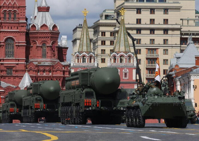 Imagen de archivo de un blindado BTR-82A desfilando frente a misiles balísticos intercontinentales Yars por la Plaza Roja, Moscú, Rusia.