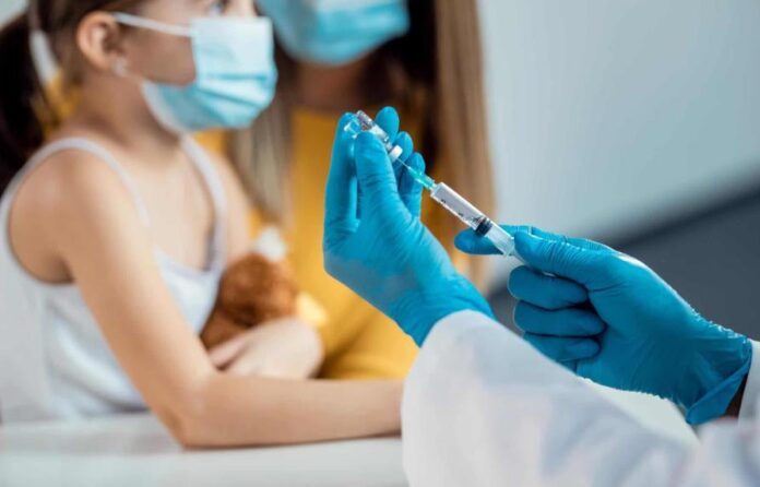 primer-plano-medico-que-prepara-jeringa-vacunacion-nino-01ee691f-focus-0-0-895-573