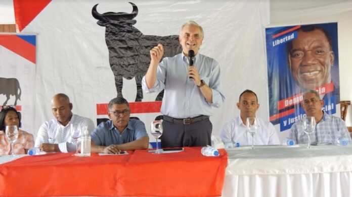 El-presidente-del-PRSD-Luis-Miguel-De-Camps-mientras-hablaba-en-un-acto-politico-en-San-Jose-de-Ocoa