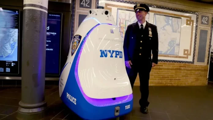 imagen-del-robot-k5-junto-con-un-companero-de-la-policia-de-nueva-york