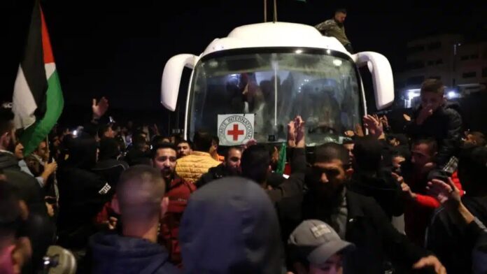 Durante-el-tercer-dia-de-tregua-se-ha-desarrollado-otro-canje-de-prisioneros-y-rehenes-entre-Israel-y-Hamas