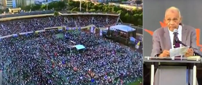 A-la-izquierda-parte-del-publico-que-asistio-este-lro.-de-enero-a-la-concentracion-La-Batalla-de-la-Fe-2024.-A-la-derecha-el-pastor-Ezequiel-Molina