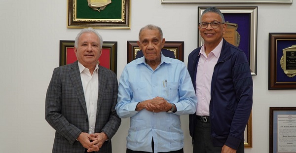 El-senador-Antonio-Taveras-junto-a-los-pastores-Ezequiel-Molina-y-Luis-Reyes