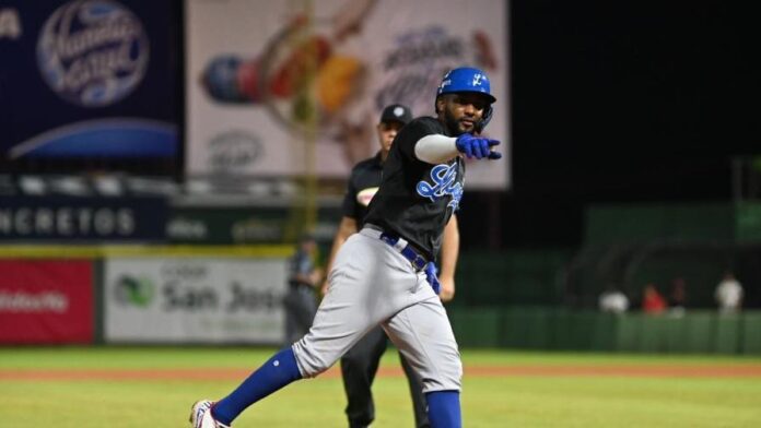 miguel-andujar-conecta-dos-cuadrangulares-y-licey-gana-focus-0.2-0.51-896-504