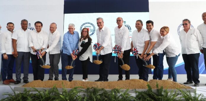 El-presidente-Abinader-y-otros-funcionarios