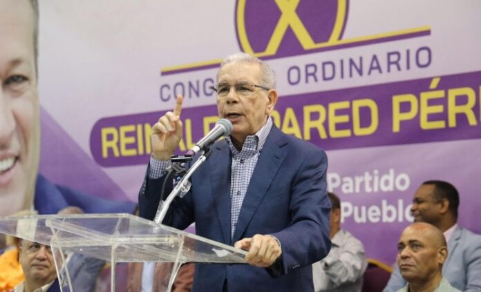 Danilo-Medina-mientras-hablaba-en-asamblea-de-maestros