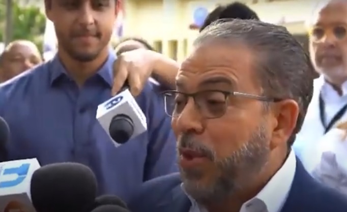 Guillermo-Moreno-mientras-conversaba-con-periodistas-luego-de-votar-este-domingo-19-de-mayo-2024 (1)