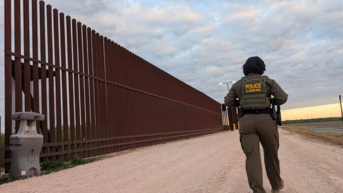 casi-400-dominicanos-detenidos-en-frontera-2025-por-cbp-fc1592ac-focus-0-0-896-504 (2)