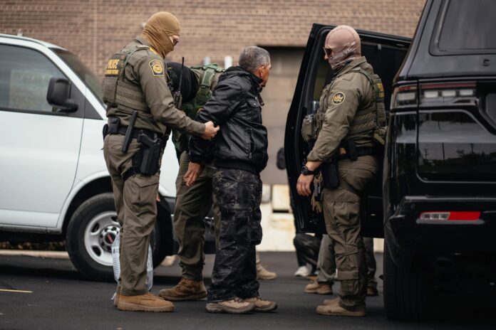 251112-ice-detaining-collecting-identifiers-es-d4f267
