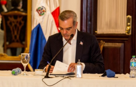 Abinader-escribiendo-