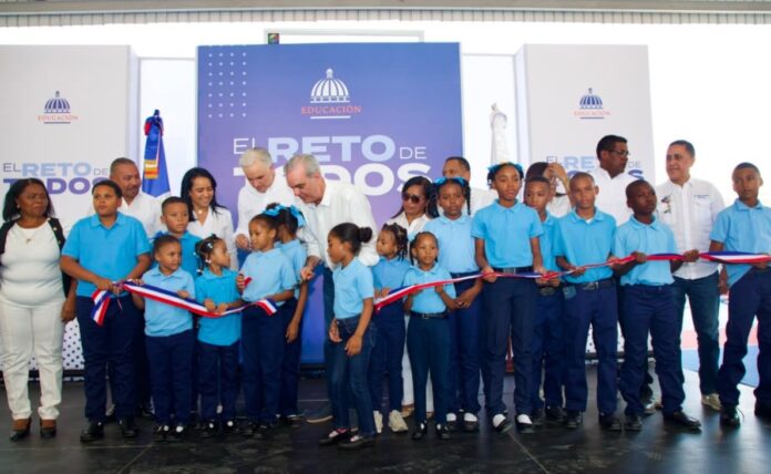 El-presidente-Abinader-junto-al-ministro-de-Educacion-Luis-Miguel-Decamps-durante-la-inauguracion-del-techado-de-la-Escuela-Leonor-Novas-Volquez-en-el-municipio-de-Jimani-provincia-Independencia