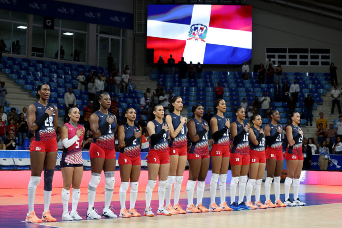 FOTO.REINAS-ESCUCHAN-HIMNO-1