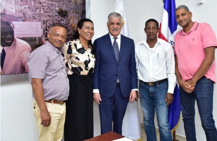 Miguel-Vargas-junto-a-perredeistas-de-Elias-Pina (1)
