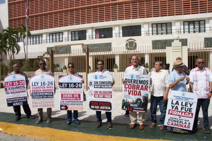 PROTESTA-DE-CONTRATISTAS-FRENTE-AL-CONGRESO-NACIONAL-1