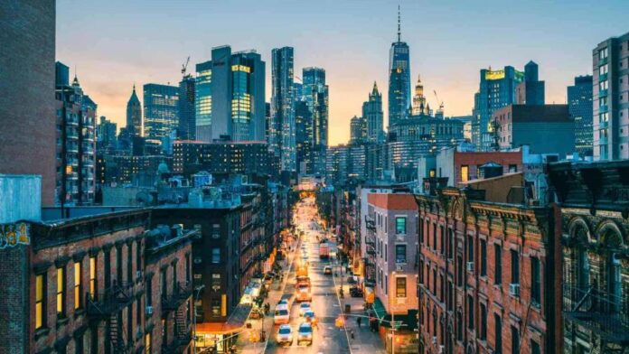 new-york-city-evening-nyctg0221-52492d6ccab44f328a1c89f41ac02aea-2fc654eb-focus-0-0-896-504