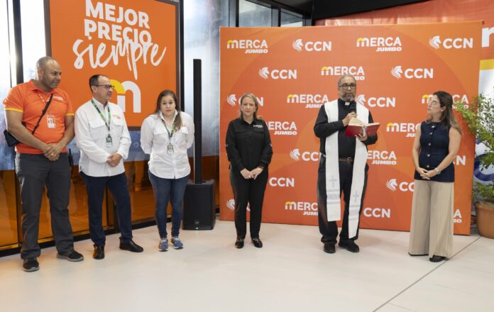 1-Foto-Principal-Padre-Sanchez-junto-a-colaboradores-de-CCN-durante-la-bendicion-de-la-nueva-sucursal-Merca-Jumbo-La-Romana-scaled