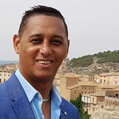 WILLIAMS-REYNOSO-SANCHEZ.-El-autor-es-locutor-y-promotor-artístico.-Reside-en-España.-e1572778538609