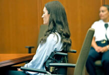 Madre de Illinois acusada de matar a su hijo seguía de cerca el juicio de Lindsay Clancy