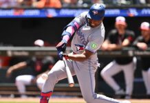 Vladimir Guerrero Jr. y Jesús Sánchez impulsan a Toronto a estar a medio juego del Wild Card