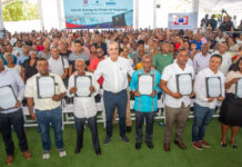 Abinader entrega 1,750 títulos; destaca inversión sector salud