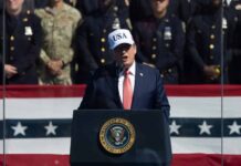 Trump regaló 135,000 dólares en efectivo a tres de sus asistentes en la Casa Blanca