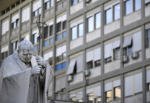 Cirugía de León XVI cuestiona el rumbo del papado