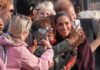 Enrique y Meghan reciben vítores