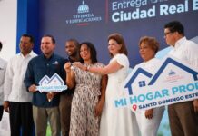 Gobierno entrega escuela y 836 apartamentos en un acto en SDE