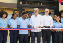 Abinader entrega 2,200 títulos; inaugura escuela y dos techados